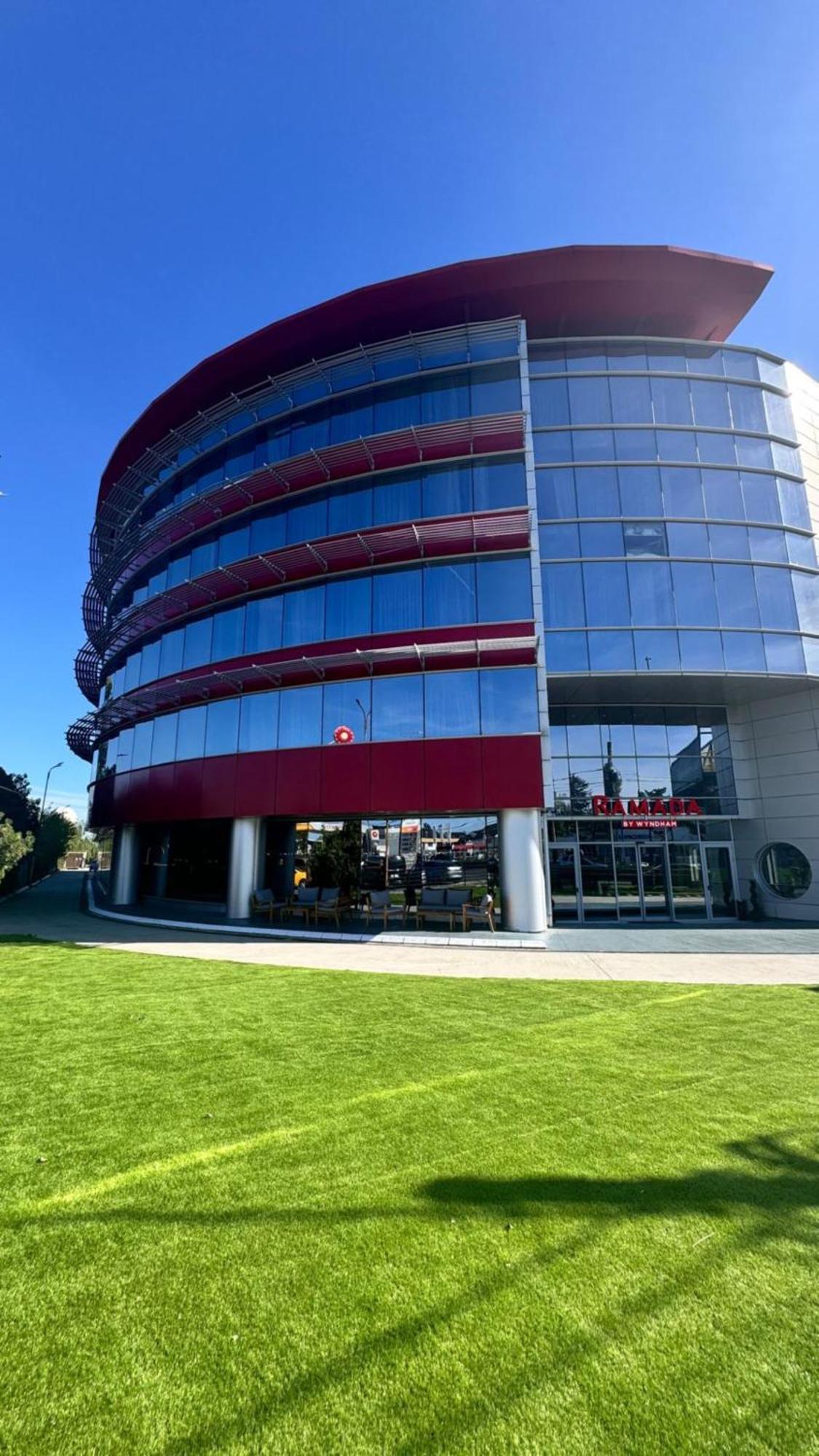 Ramada By Wyndham Bucharest Otopeni Airport ภายนอก รูปภาพ