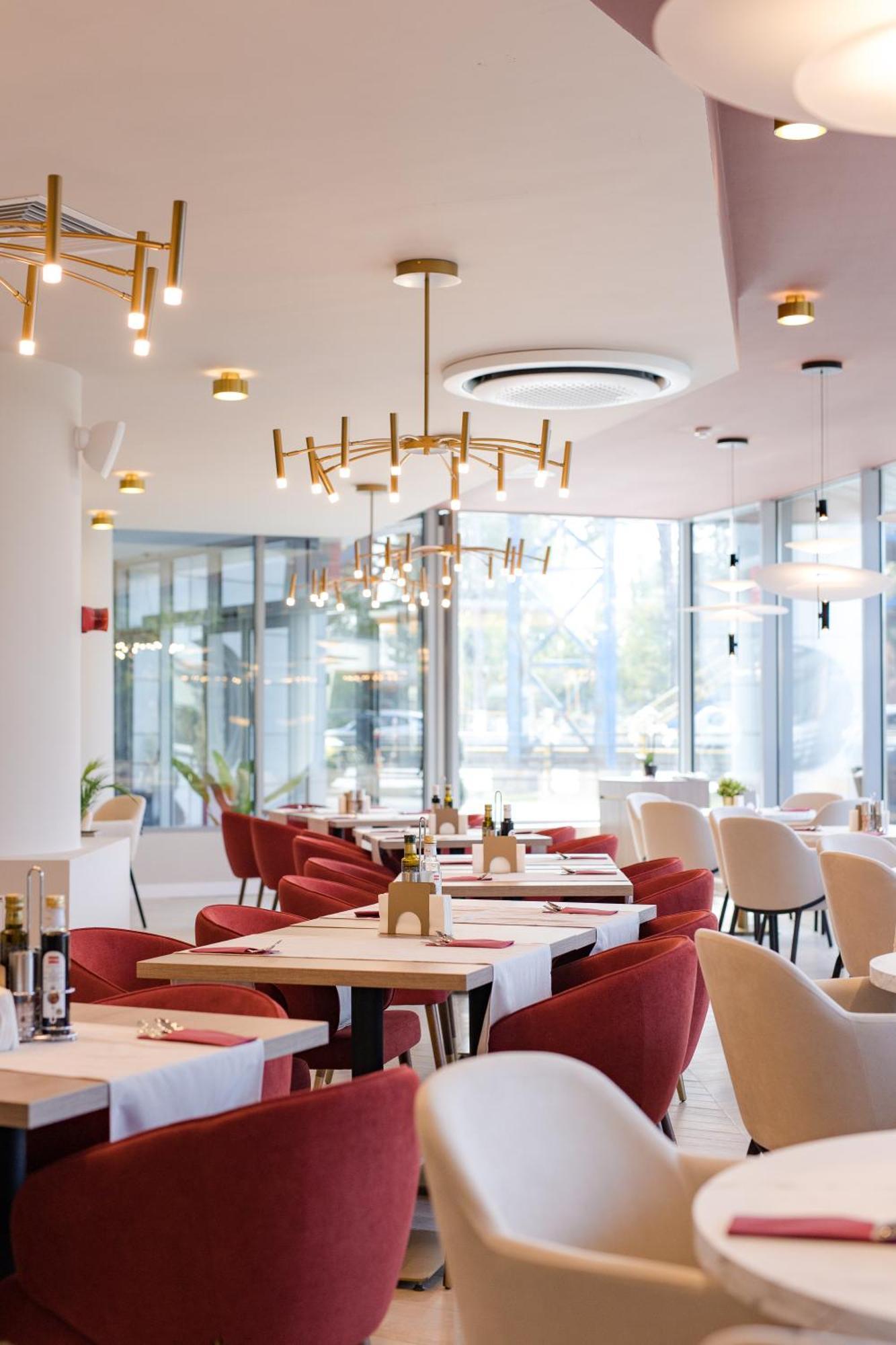 Ramada By Wyndham Bucharest Otopeni Airport ภายนอก รูปภาพ