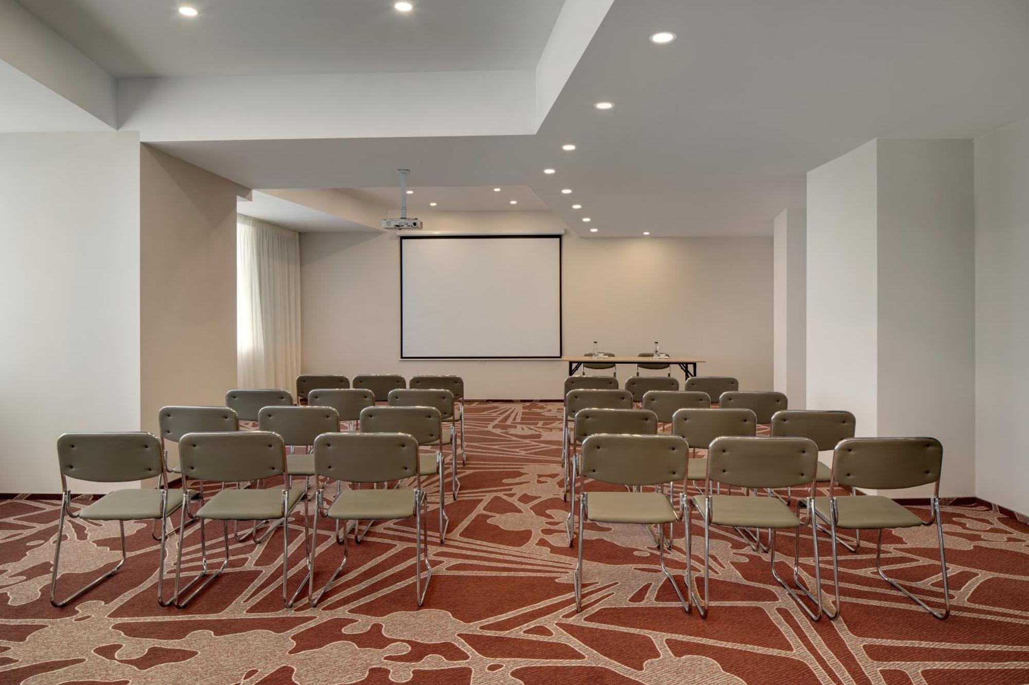 Ramada By Wyndham Bucharest Otopeni Airport ภายนอก รูปภาพ