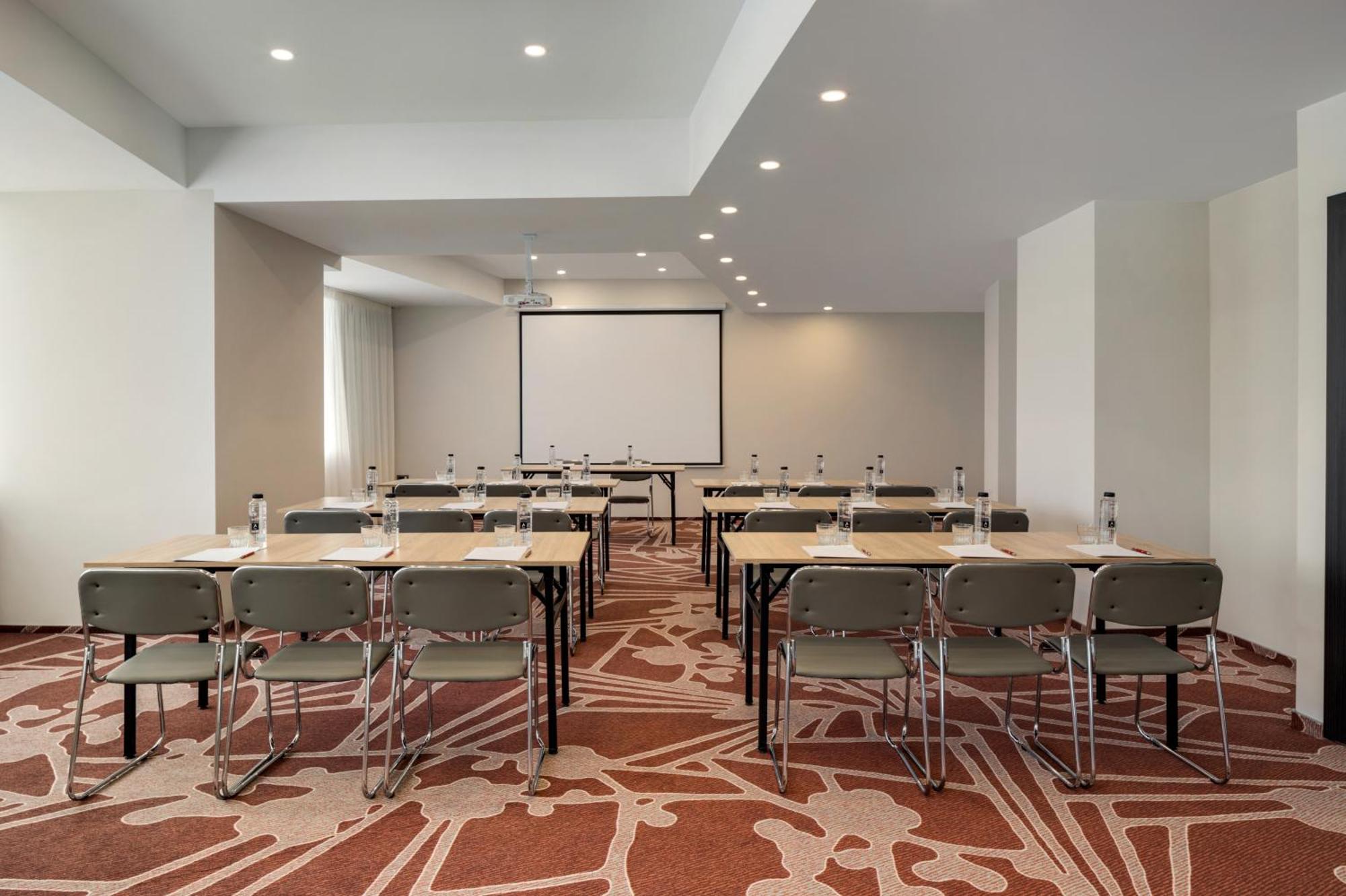 Ramada By Wyndham Bucharest Otopeni Airport ภายนอก รูปภาพ
