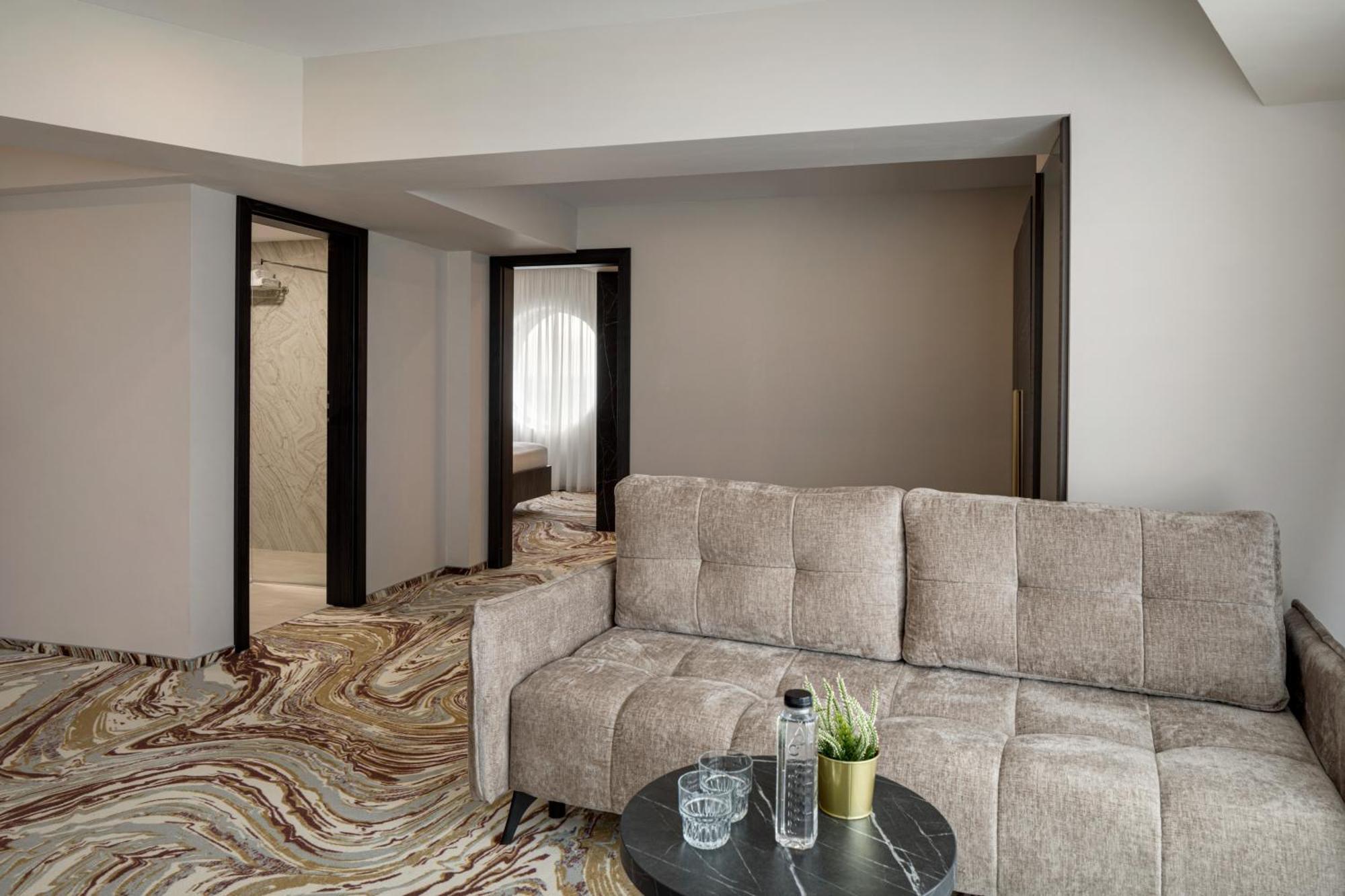 Ramada By Wyndham Bucharest Otopeni Airport ภายนอก รูปภาพ