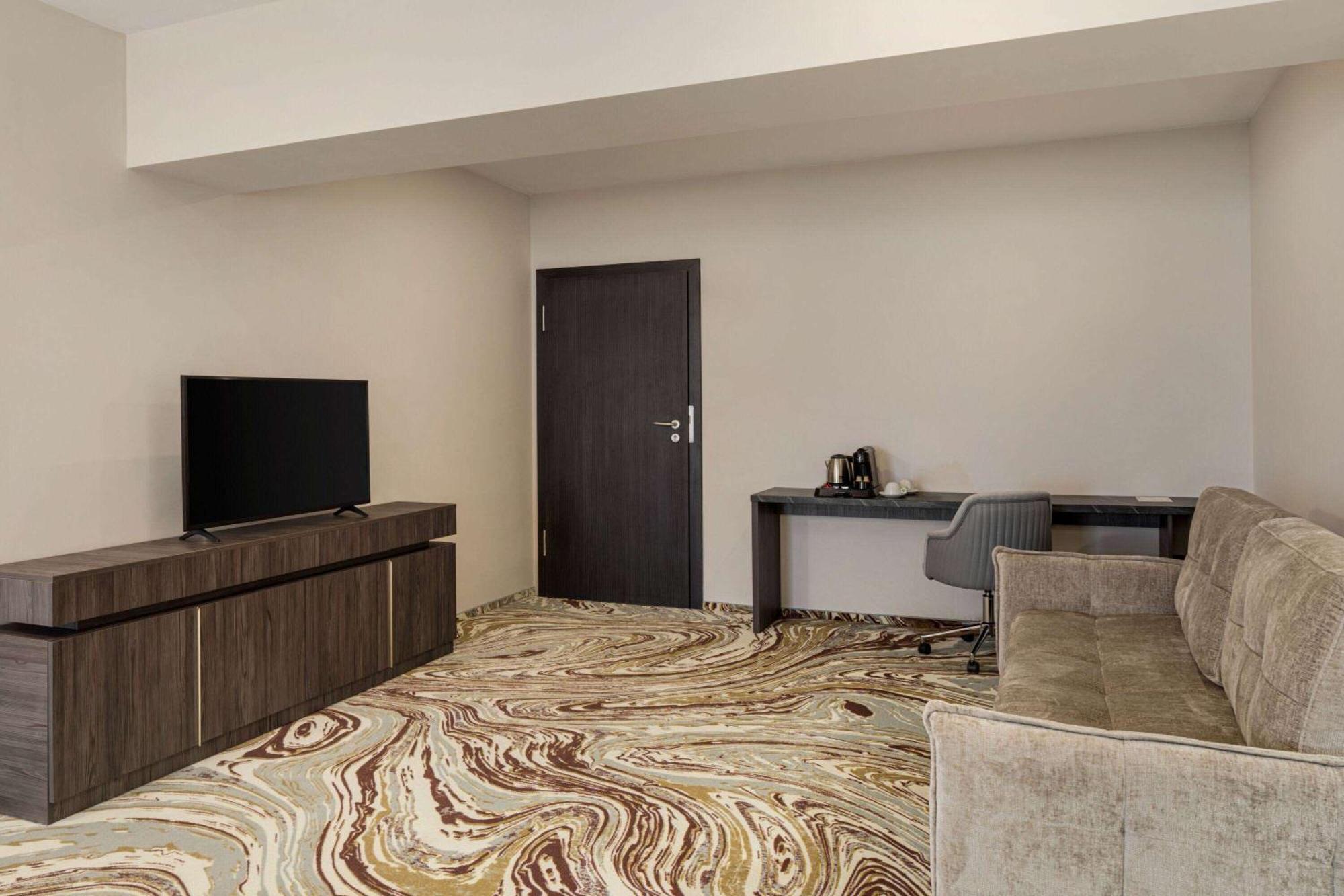 Ramada By Wyndham Bucharest Otopeni Airport ภายนอก รูปภาพ