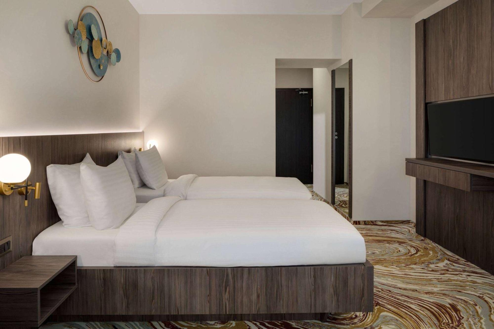 Ramada By Wyndham Bucharest Otopeni Airport ภายนอก รูปภาพ