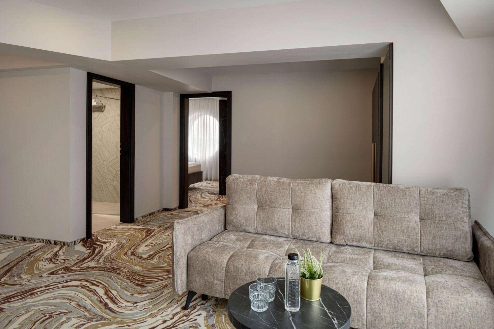 Ramada By Wyndham Bucharest Otopeni Airport ภายนอก รูปภาพ